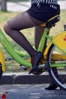 小高跟黑丝美腿在自行车上把性感展示到极致 ！[谭氏街拍]